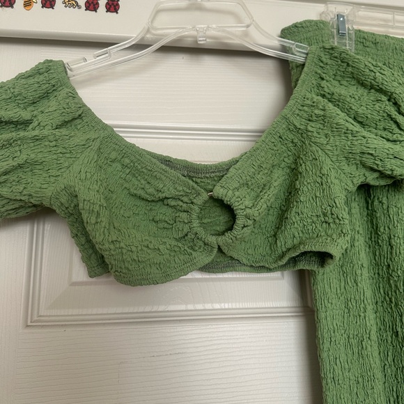 Green Two-Piece - Picture 2 of 9